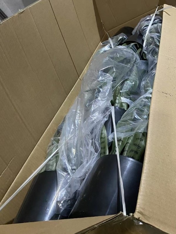 Bulk carton packaging of artificial plants for secure transport and space-saving shipping