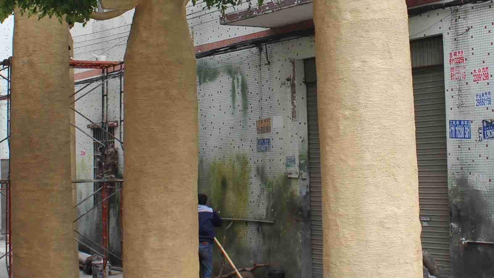 Textured artificial baobab trunk surfaces during fabrication