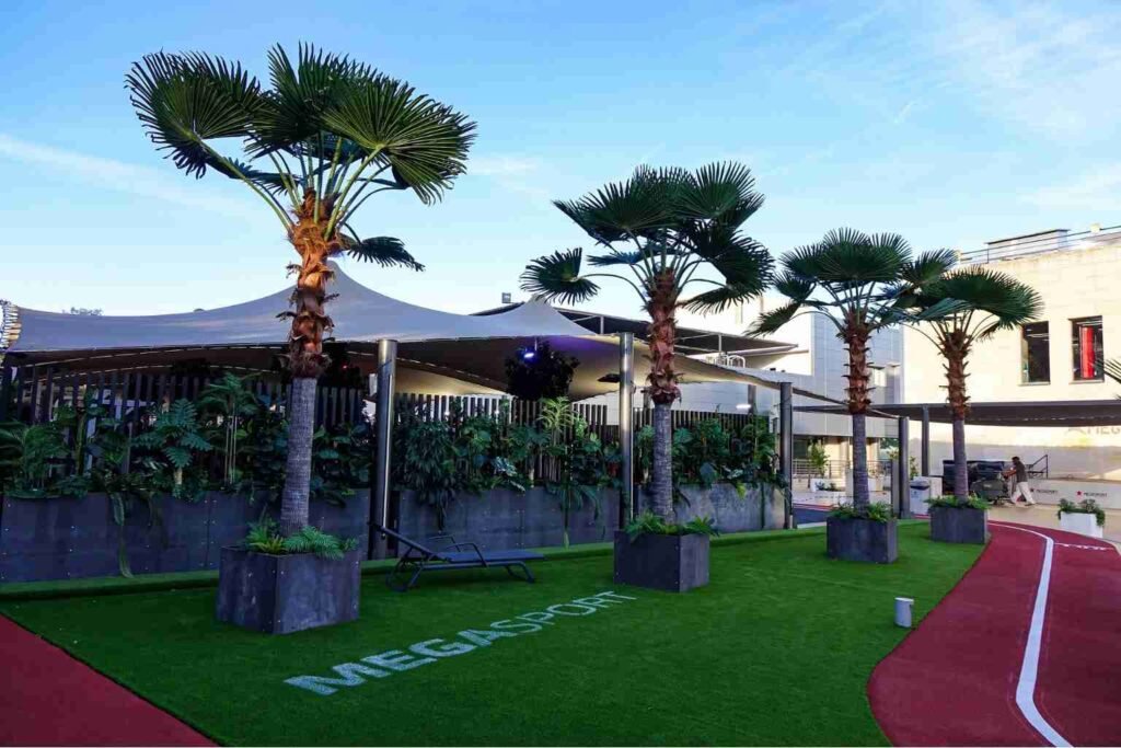 artificial palm trees used in outdoor commercial project and public space landscaping, featuring durable UV-resistant materials and realistic design for long-term outdoor performance