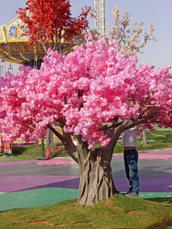 Giant artificial cherry blossom tree designed for theme park, amusement park, and commercial landscape decoration