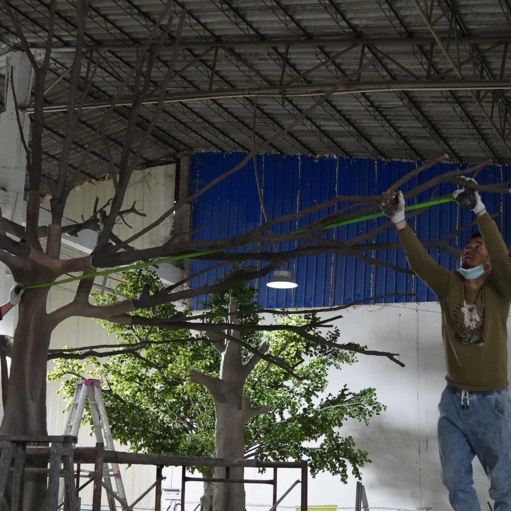 Canopy width measurement on a large artificial banyan tree before dispatch