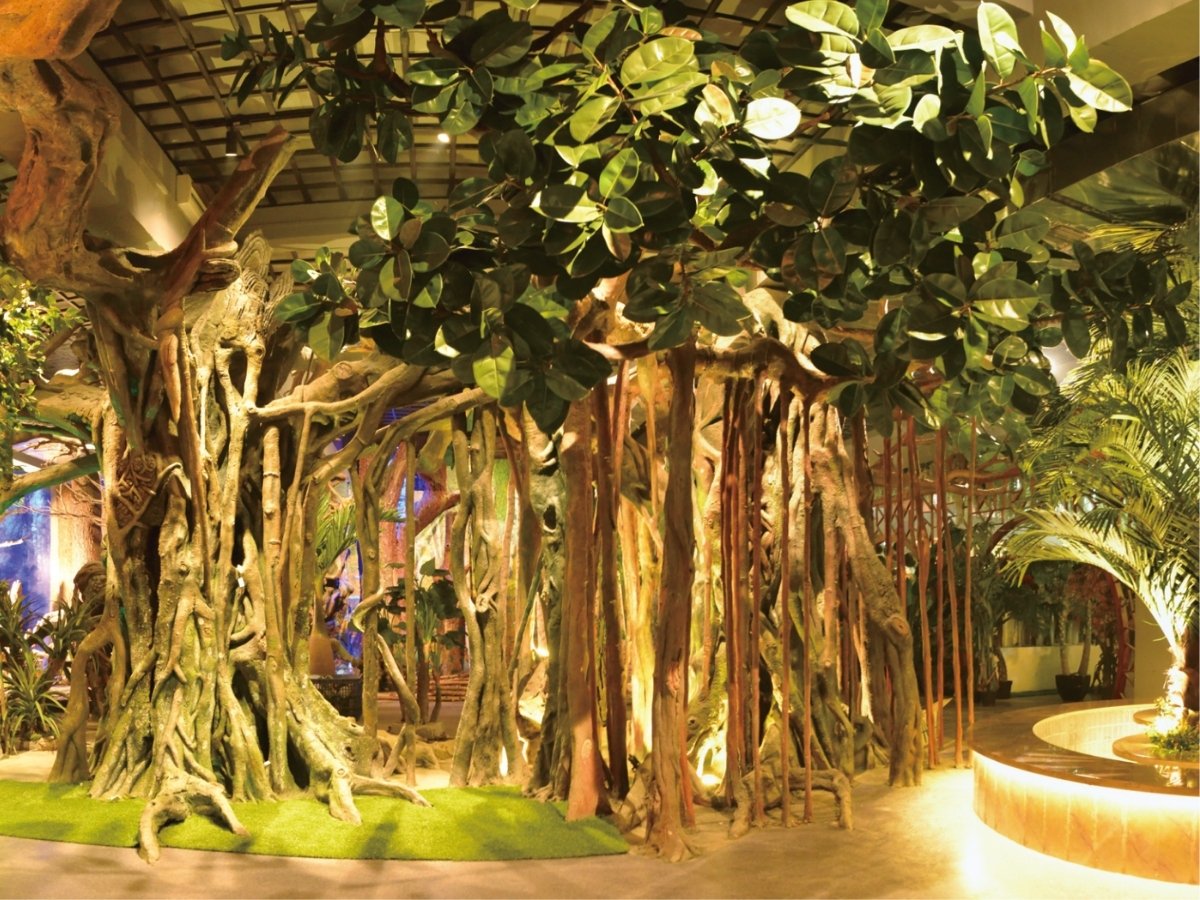 Hanging aerial roots and prop roots on an artificial banyan tree