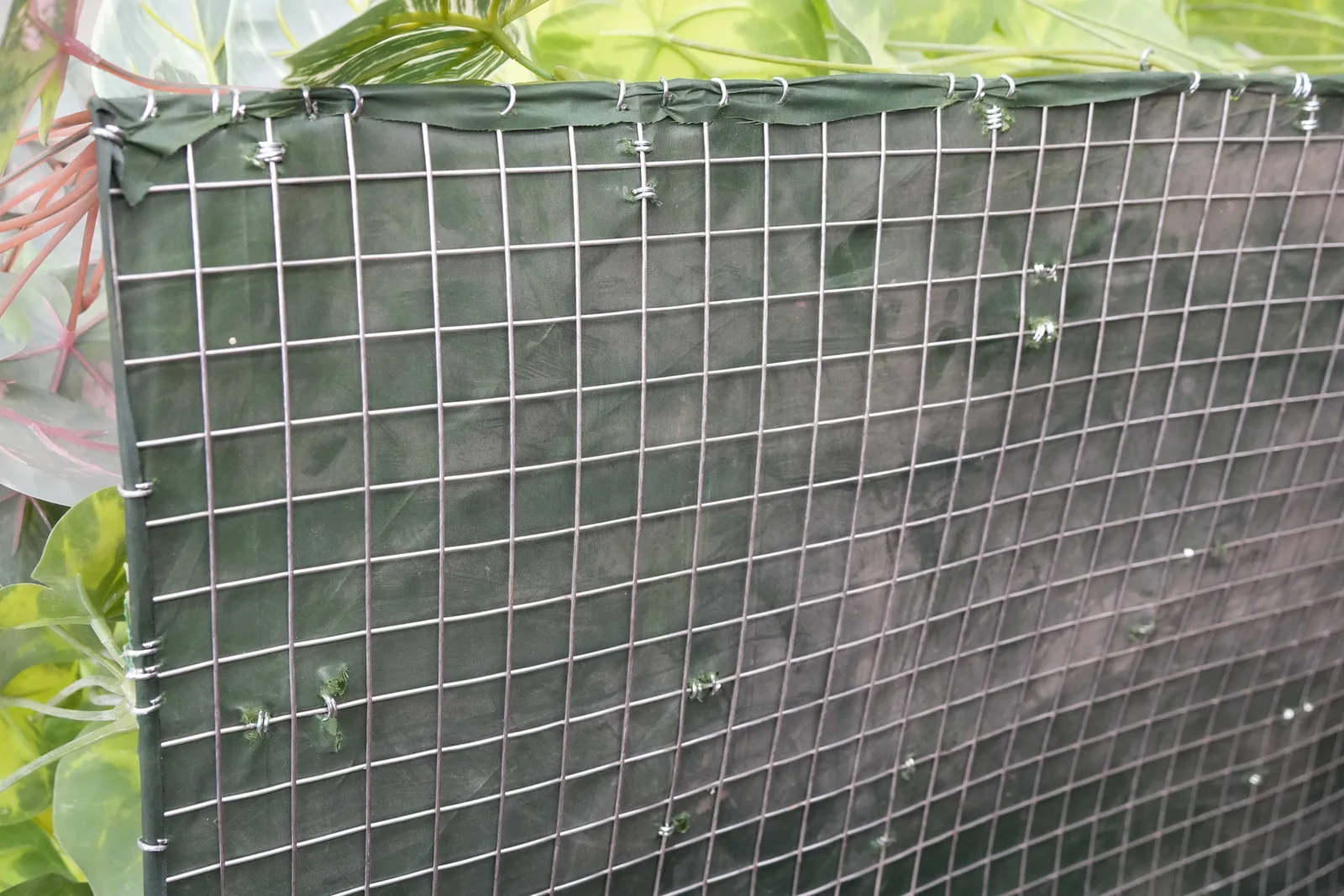 Green wall mesh clip fixing detail