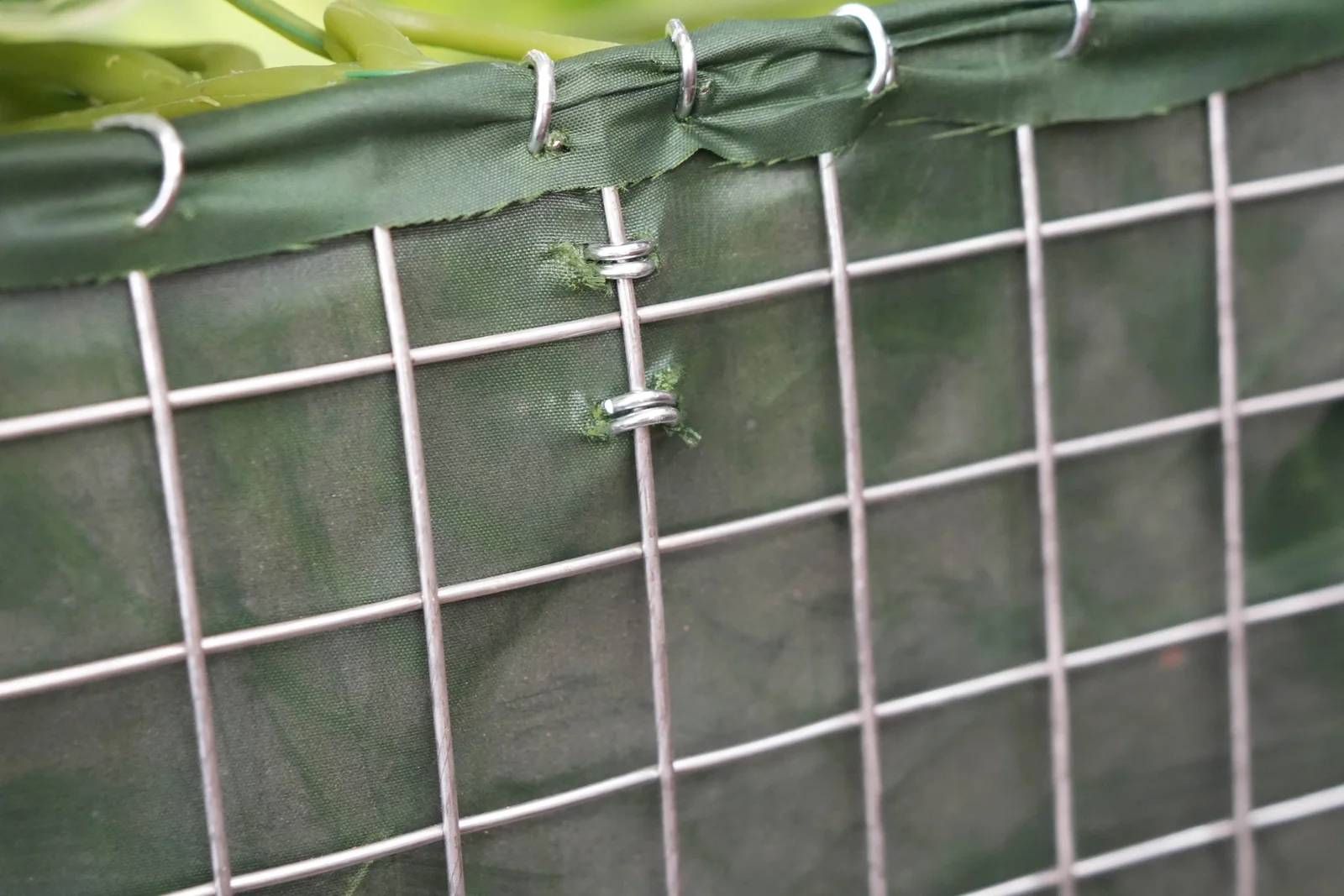 Steel mesh backing structure for an artificial green wall