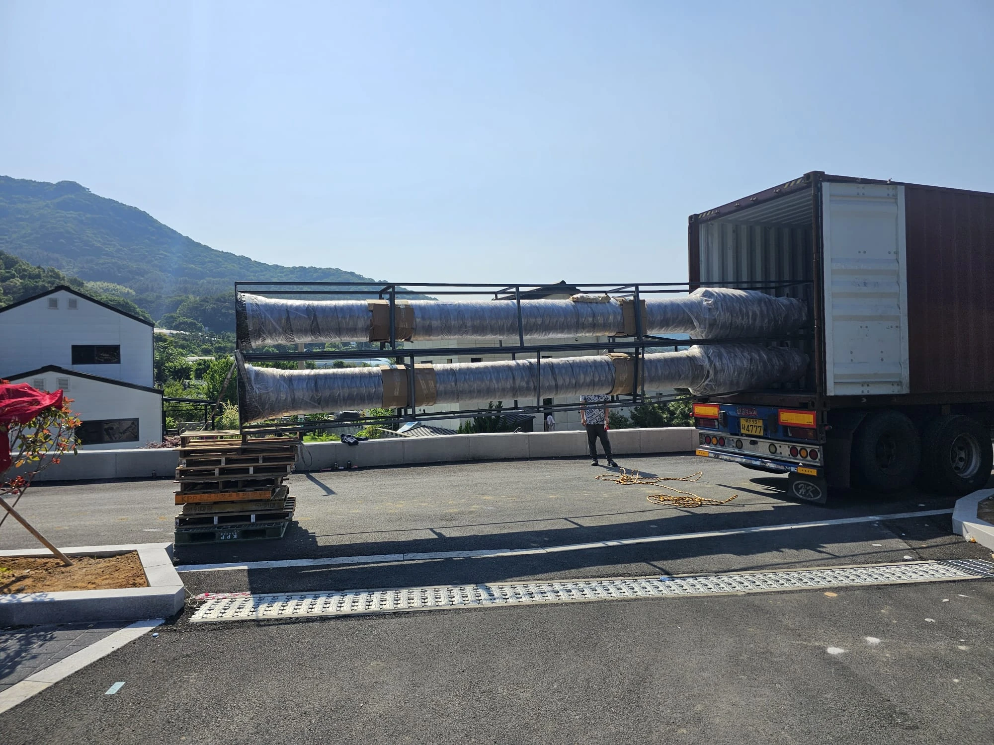 Modular artificial palm tree components prepared for international transportation