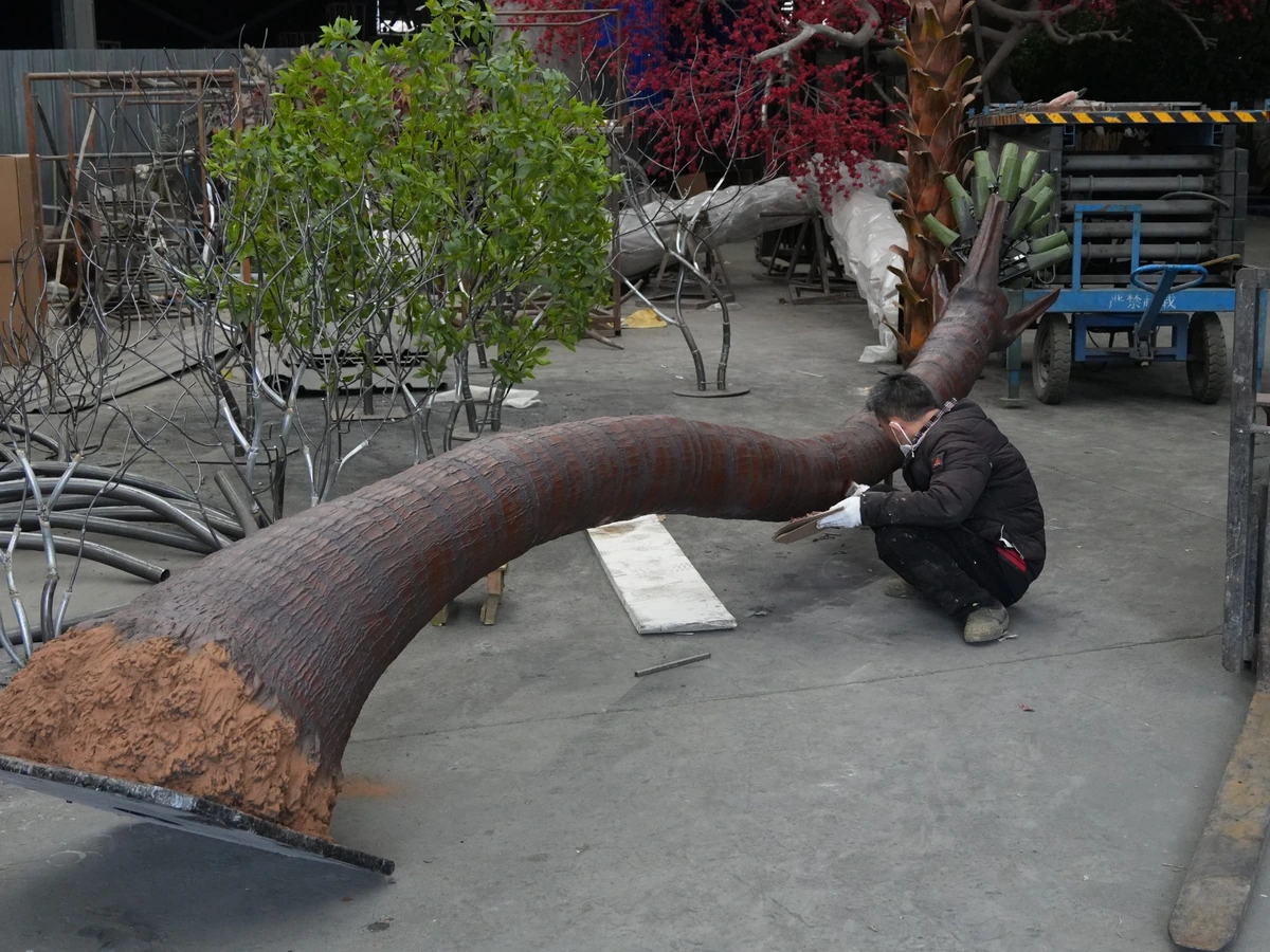 Artificial Palm Tree Trunk Finishing Trunk finishing process for an artificial palm tree