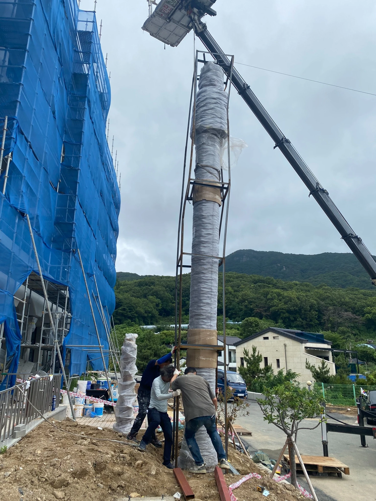 Artificial Palm Tree Trunk Positioning Artificial palm tree trunk lifting and positioning on site